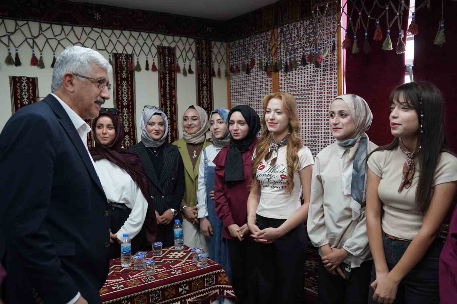 PROF. DR. HASARİ ÇELEBİ, KAHTALI GENÇLERLE BULUŞTU
