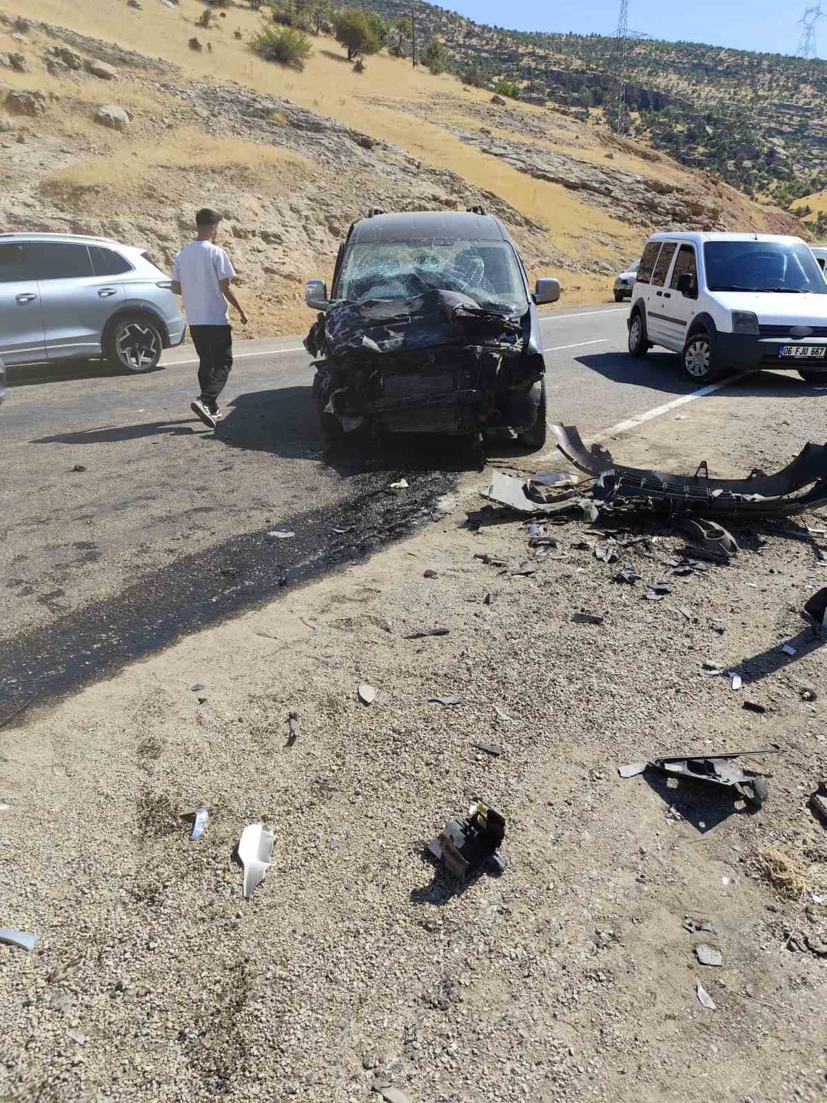SİİRT’TE HAFİF TİCARİ ARAÇ İLE KAMYONET ÇARPIŞTI: 4 YARALI