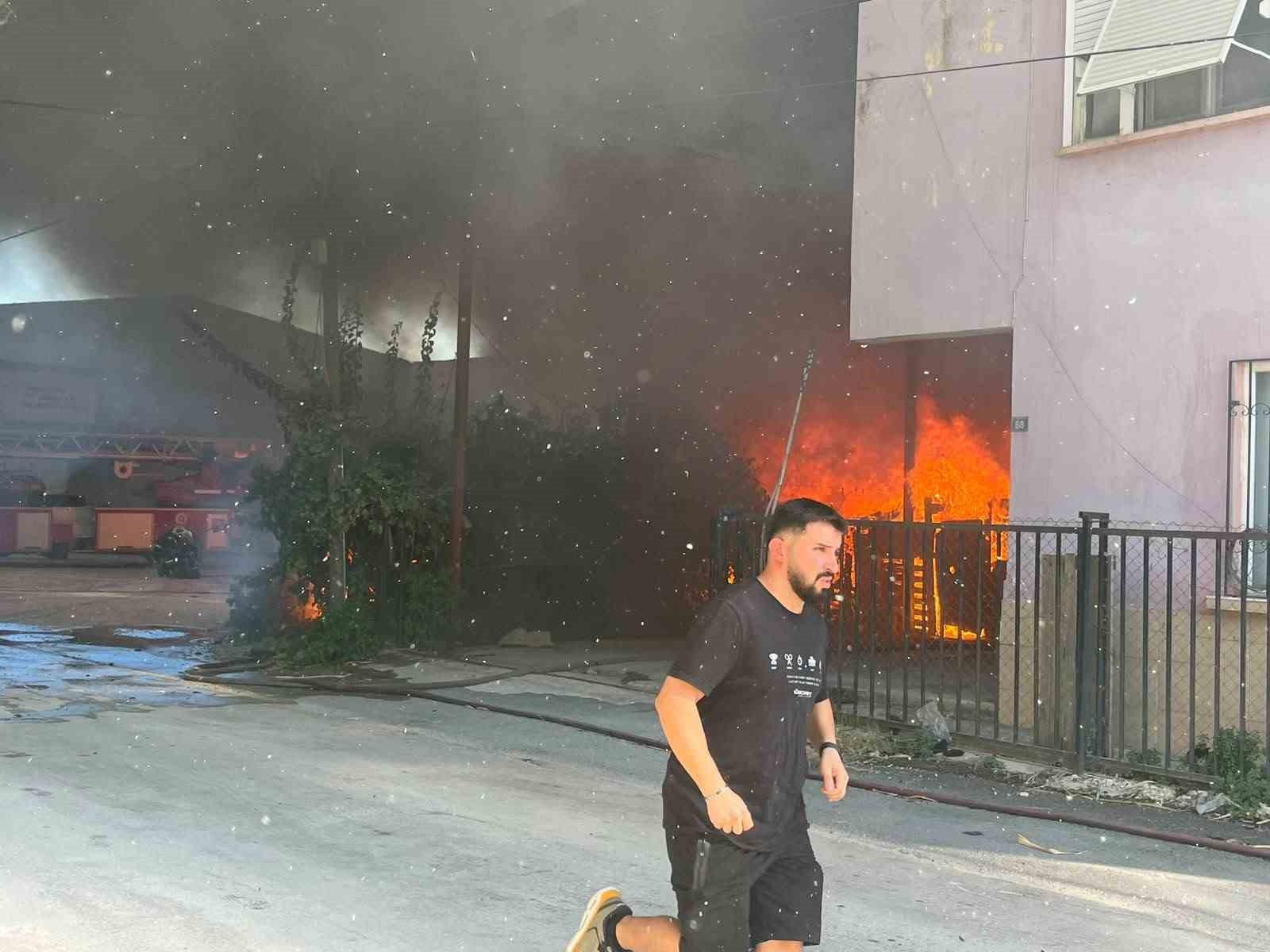ANTALYA’DA EV VE DEPO YANGINI
