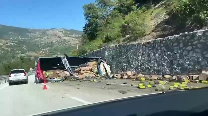 DEVREK’TE ARAÇ İSTİNAT DUVARINA ÇARPTI: 1 ÖLÜ, 1 YARALI