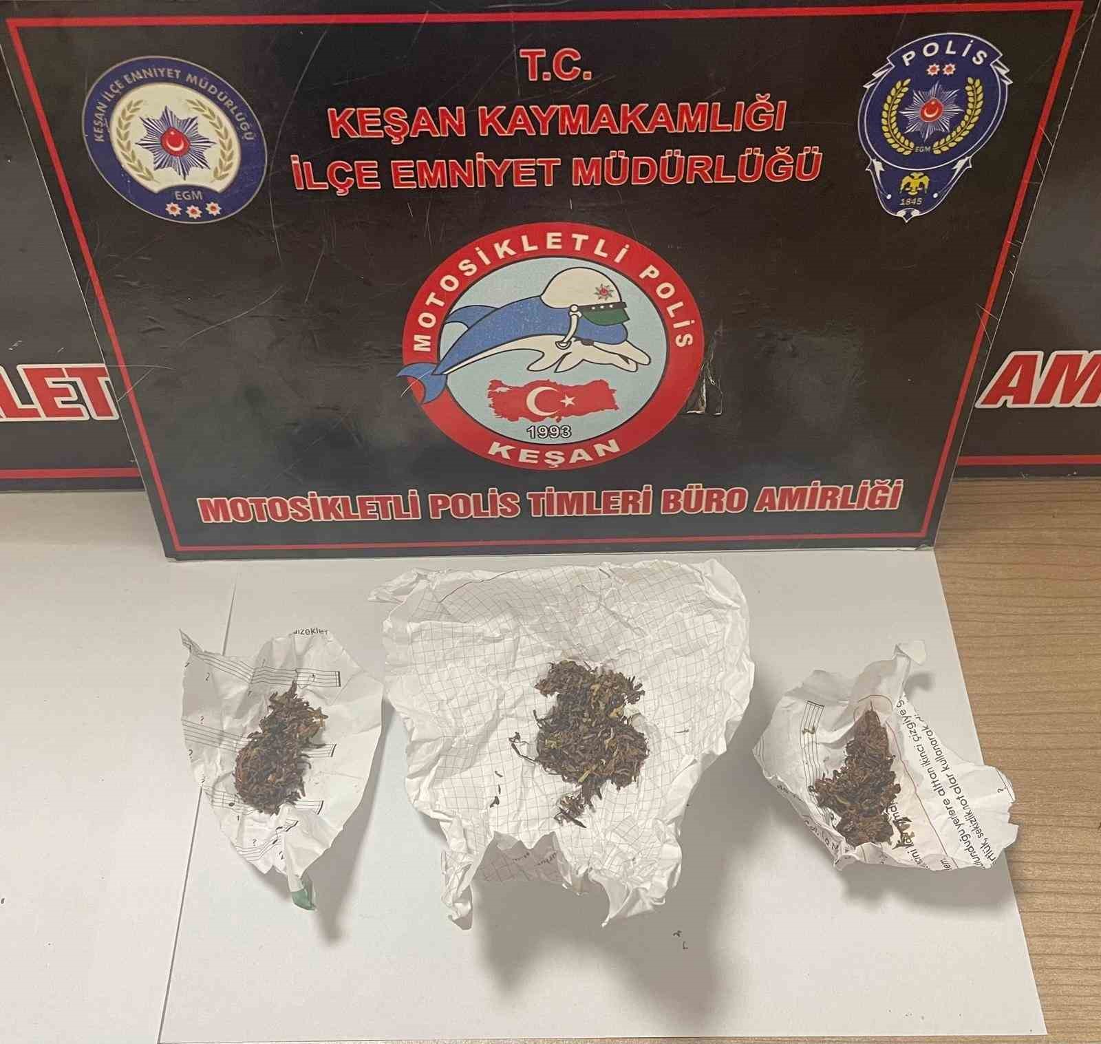 KEŞAN’DA POLİSİN DURDURDUĞU 2 ŞÜPHELİDE UYUŞTURUCU ELE GEÇİRİLDİ