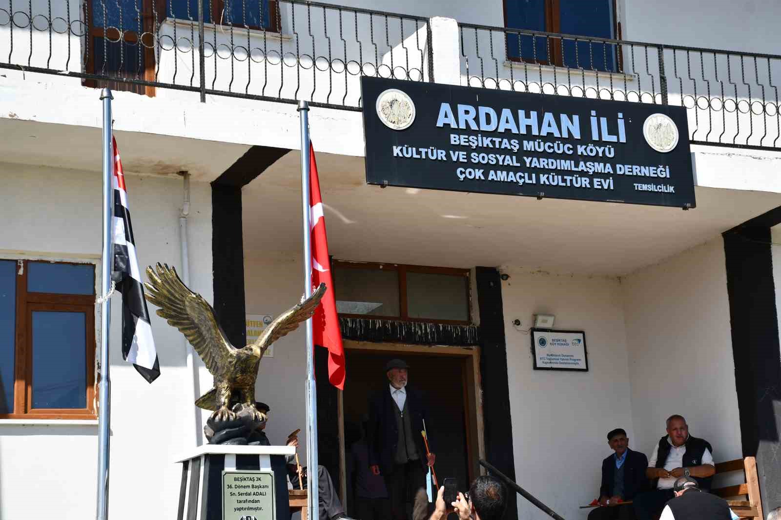 BEŞİKTAŞ KÖYÜ’NDE YAPILAN KARTAL HEYKELİ, SERDAL ADALI’NIN KATILDIĞI TÖRENLE AÇILDI