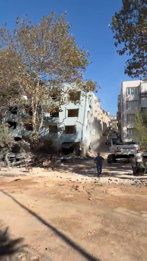 ALTI KATLI APARTMAN YIKIM SIRASINDA ÇÖKTÜ
