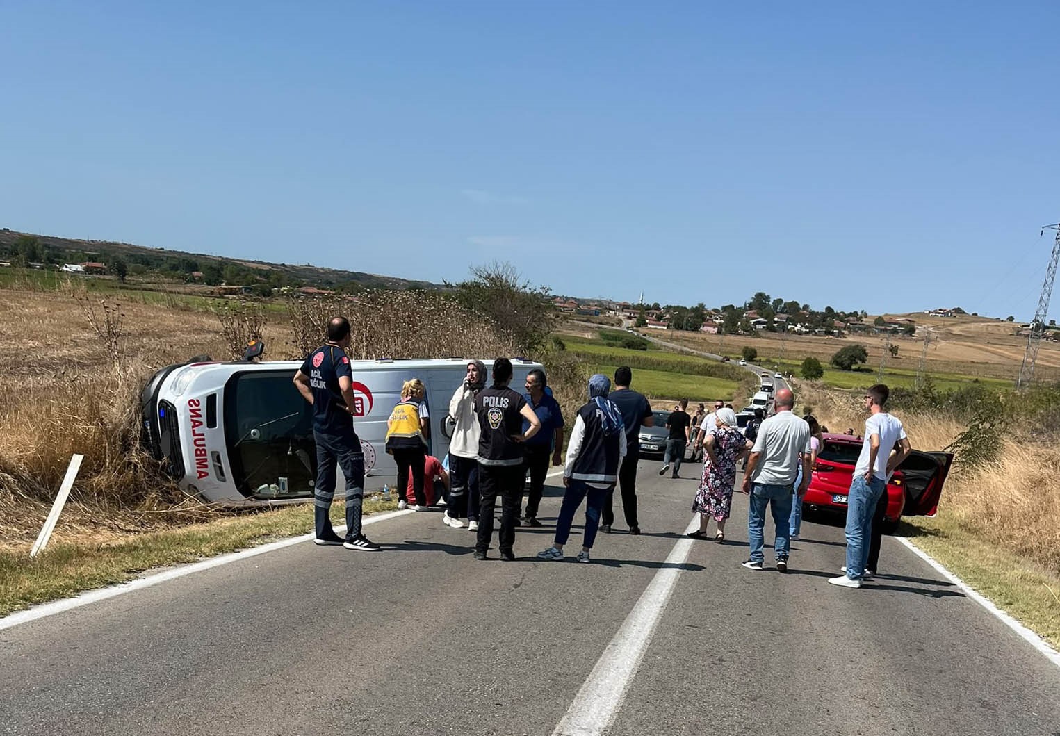 PEHLİVANKÖY PAVLİ PANAYIRI YOLUNDA AMBULANS KAZAYA KARIŞTI: 5 YARALI