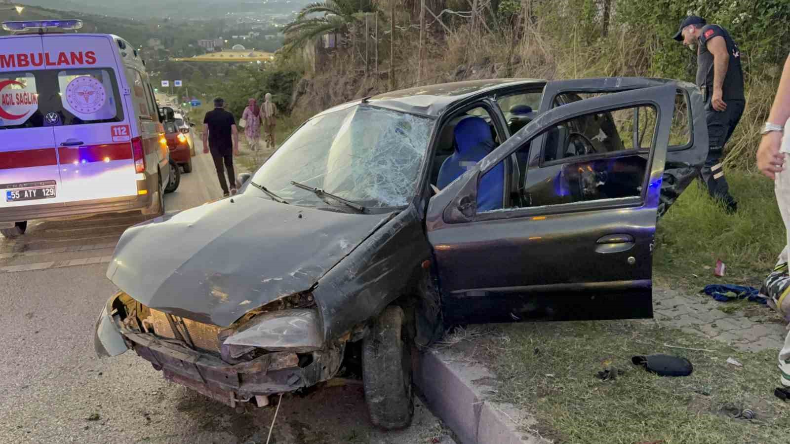 SAMSUN’DA OTOMOBİL ÇÖP KONTEYNERİNE ÇARPTI: 2 YARALI