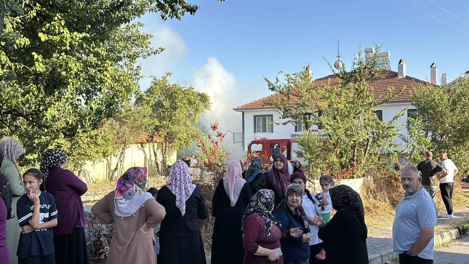 BOLU’DA OTLUK ALANDA ÇIKAN YANGIN, 3 EVE SIÇRADI