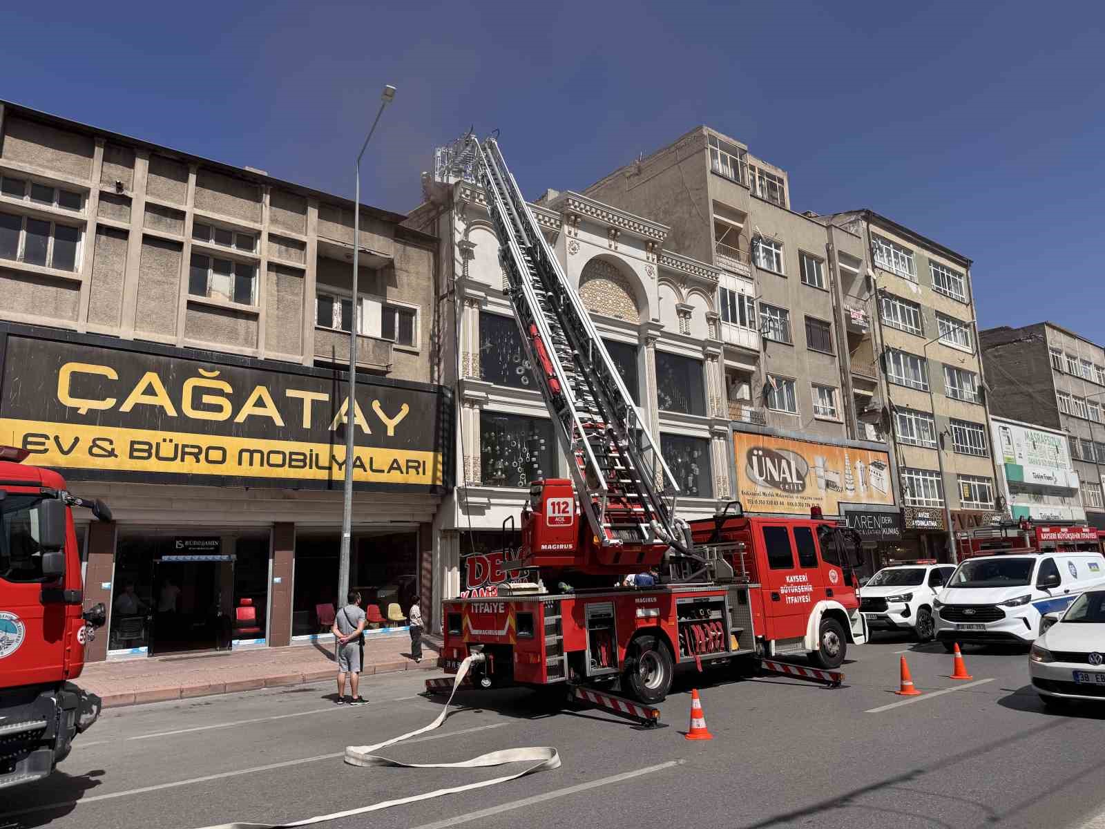 KAYSERİ’DE AVİZE İMALATHANESİNİN ÇATISINDA ÇIKAN YANGIN SÖNDÜRÜLDÜ