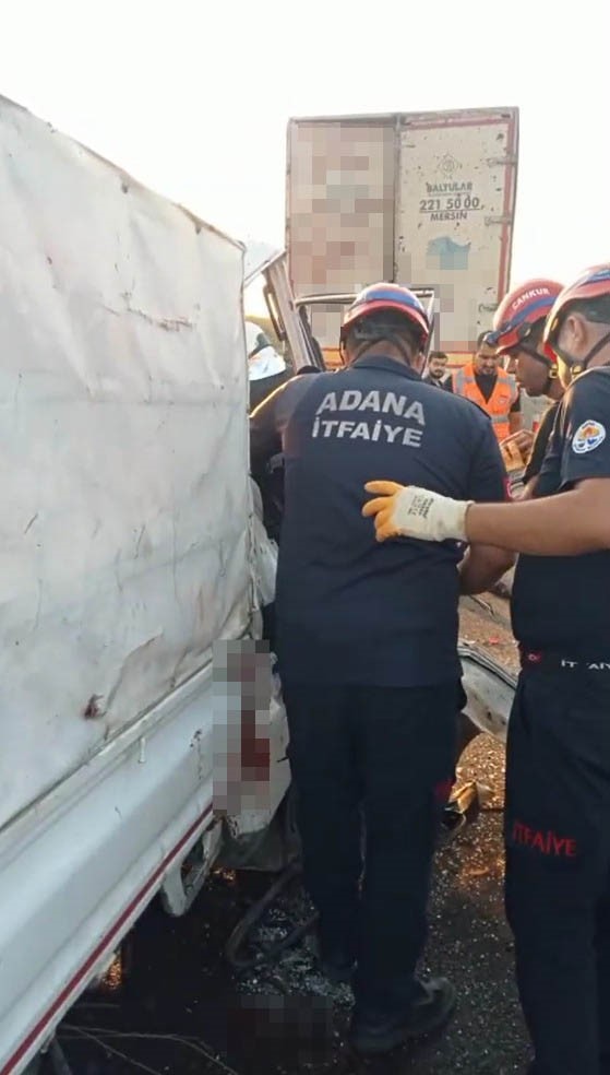 KAMYONET TIRA ARKADAN ÇARPTI: 2 ÖLÜ