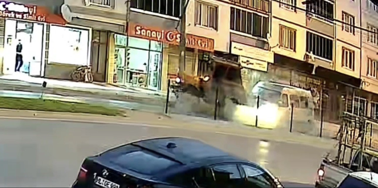 BURSA’DA 10 KİŞİNİN YARALANDIĞI KAZA KAMERAYA YANSIDI
