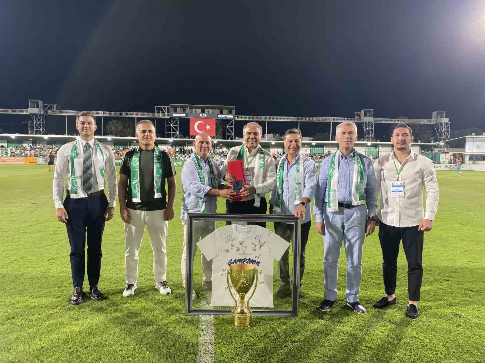YALIKAVAKSPOR’UN CUMHURBAŞKANLIĞI KUPASI BODRUM İLÇE STADI’NDA PAYLAŞILDI