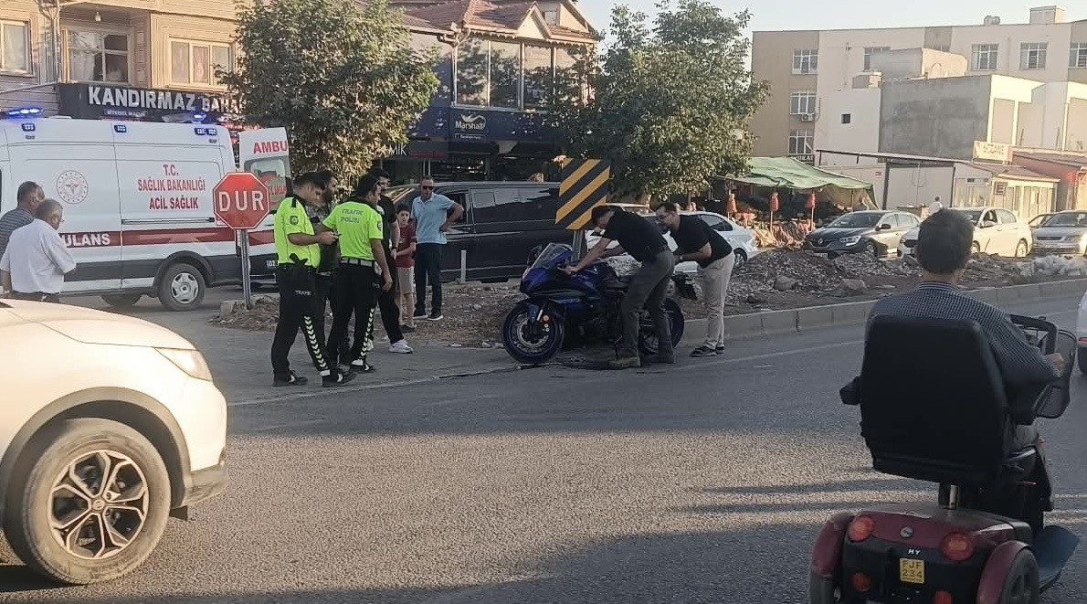 MOTOSİKLET YAYAYA ÇARPTI: 2 YARALI