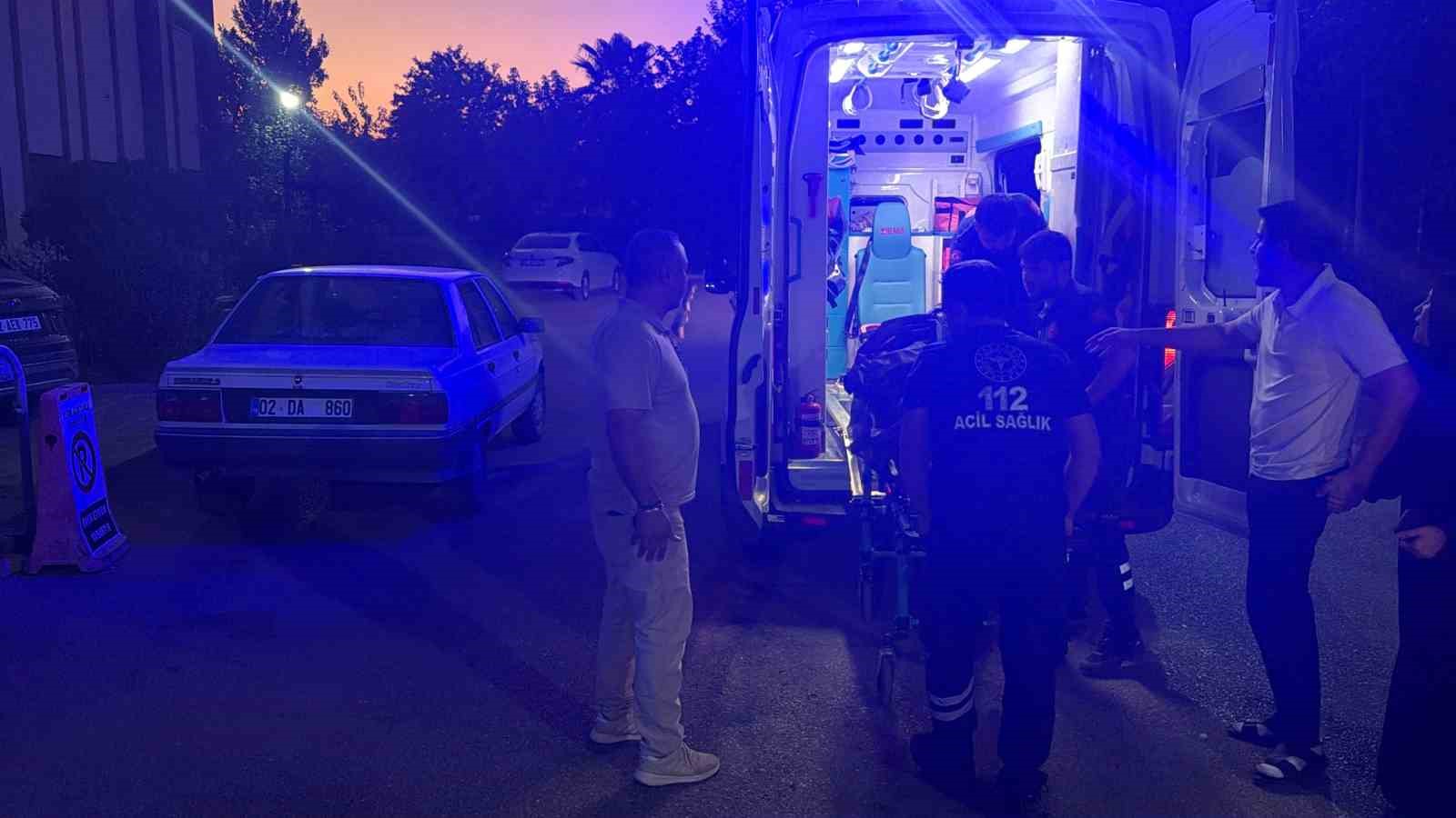 OTOMOBİL KALDIRIMA ÇIKTI: 3 YARALI