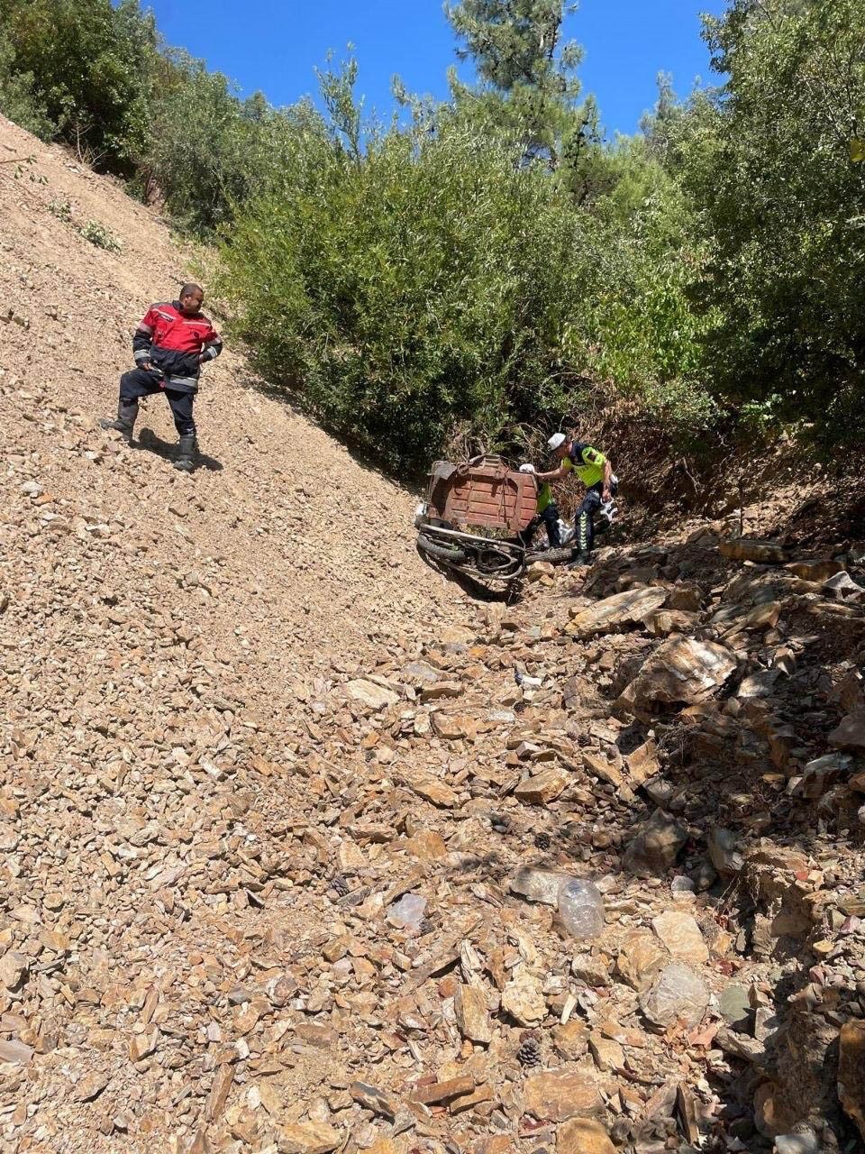 UÇURUMDAN YUVARLANAN YAŞLI MOTOSİKLET SÜRÜCÜSÜ ÖLDÜ