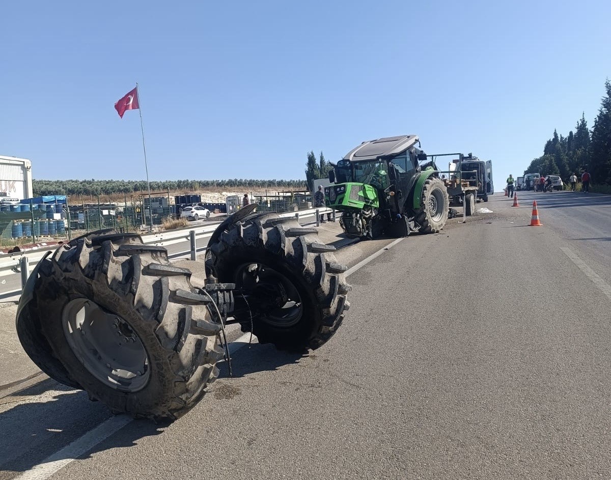 BANDIRMA’DA KAMYON TRAKTÖRE ÇARPTI