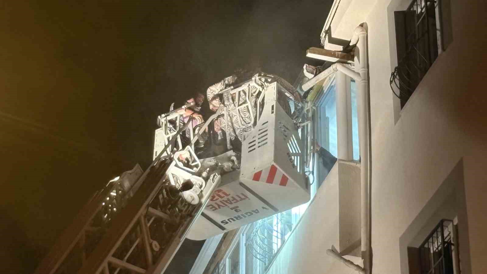 ÇORUM’DA ALEVLERİN SARDIĞI APARTMAN DAİRESİNDE MAHSUR KALAN 7 KİŞİ İTFAİYE MERDİVENİYLE KURTARILDI