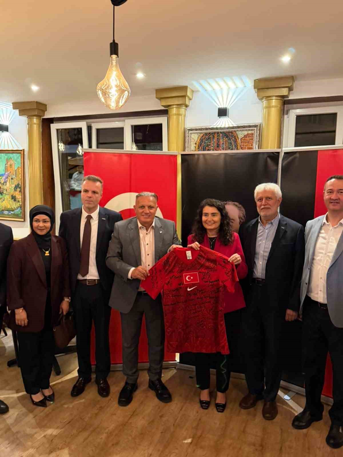 ATFF BAŞKANI AYHAN YILDIZ’DAN BAŞKONSOLOS KAÇAR’A VEDA HEDİYESİ