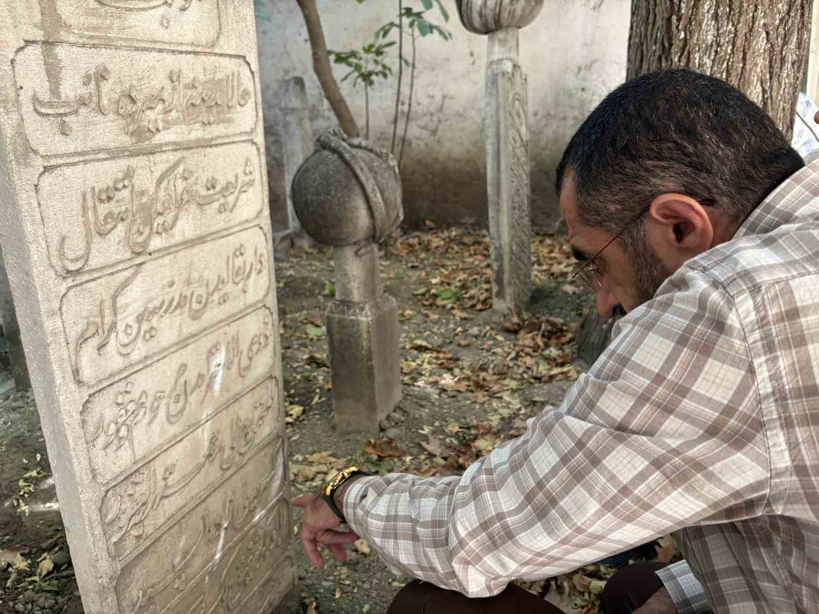 ÇORAKKAPI HAZİRESİ’NDE TARİH SESSİZLİĞE, MEZARLAR BAKIMSIZLIĞA TERK EDİLDİ