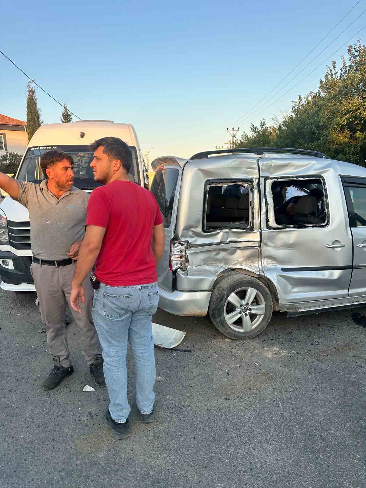 HAFİF TİCARİ ARAÇ İLE KAMYON ÇARPIŞTI: 3 YARALI