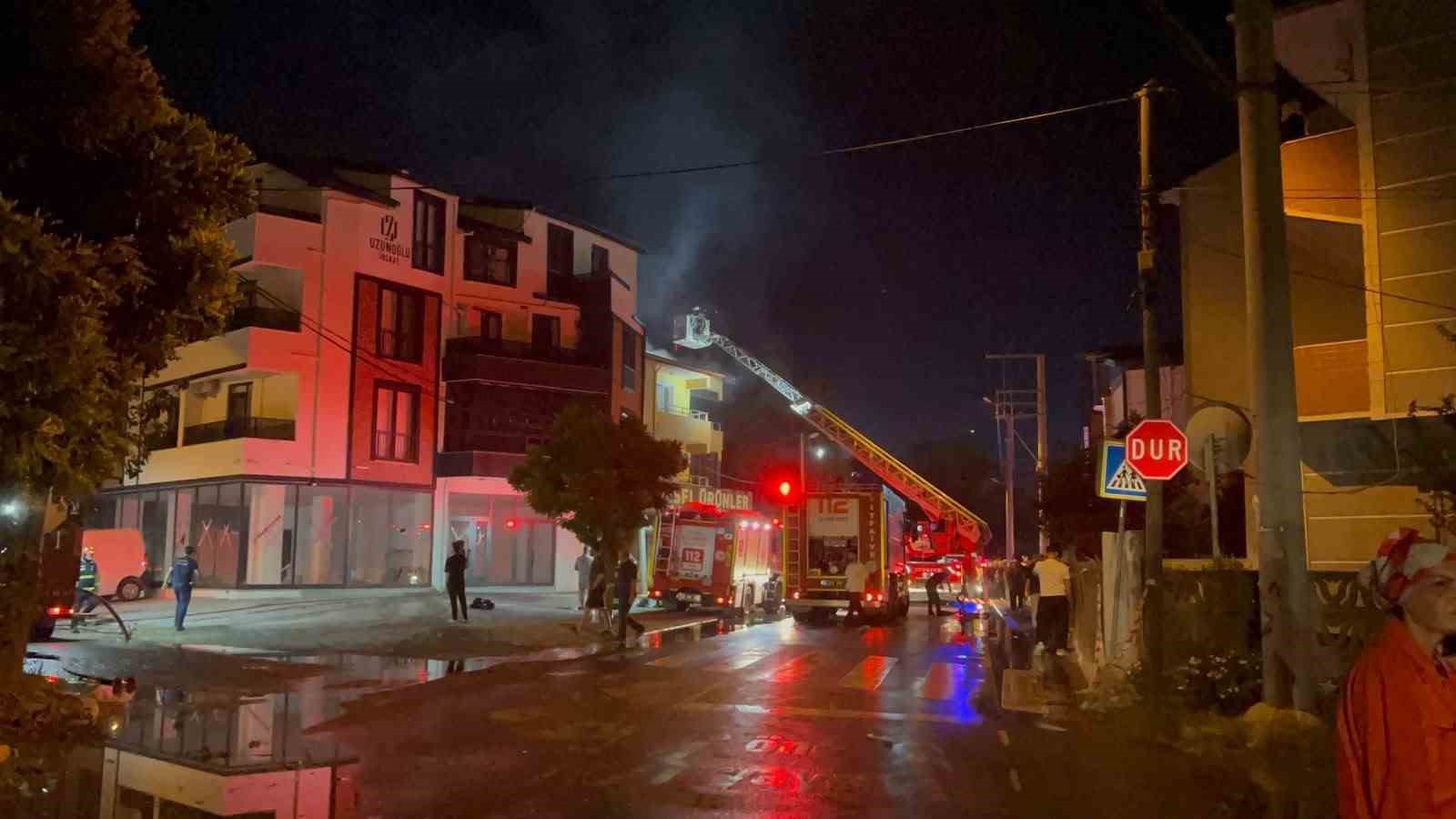 ÇARDAKTA ÇIKAN YANGIN 3 KATLI BİNAYA SİRAYET ETTİ: 1 KİŞİ YARALANDI