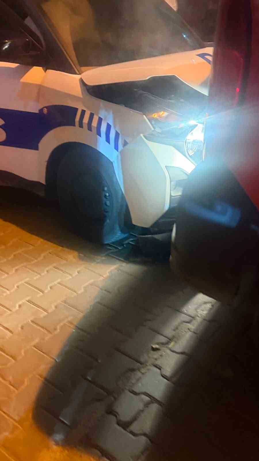 SÜRÜCÜ ’DUR’ İHTARINA UYMADI, KOVALAMACA KAZAYLA BİTTİ: BİR POLİS MEMURU YARALANDI