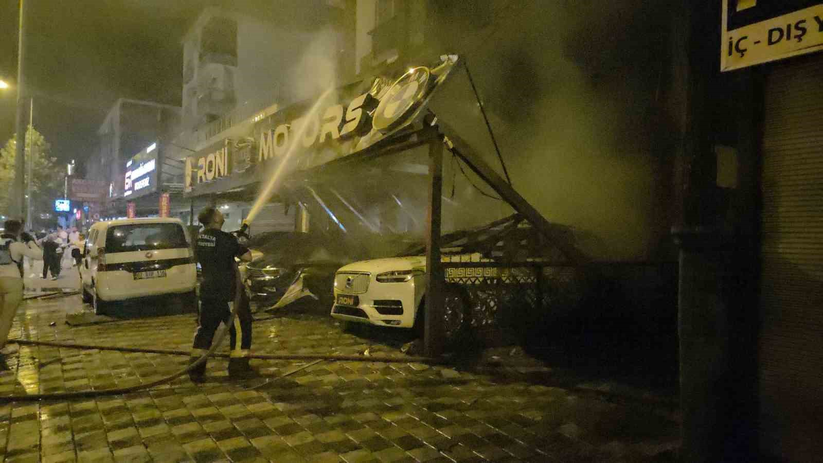 ANTALYA’DA OTO GALERİDE YANGIN: 4 ARAÇ VE APARTMAN HASAR GÖRDÜ