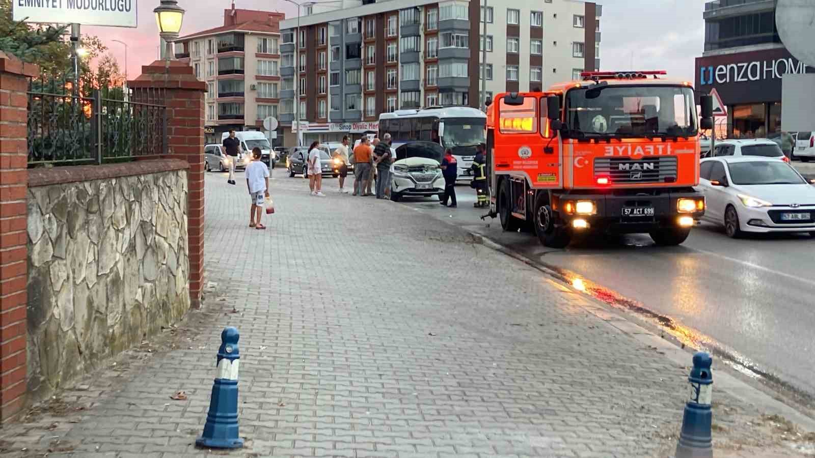 SİNOP’TA SUV TİPİ ARAÇTA YANGIN PANİĞİ