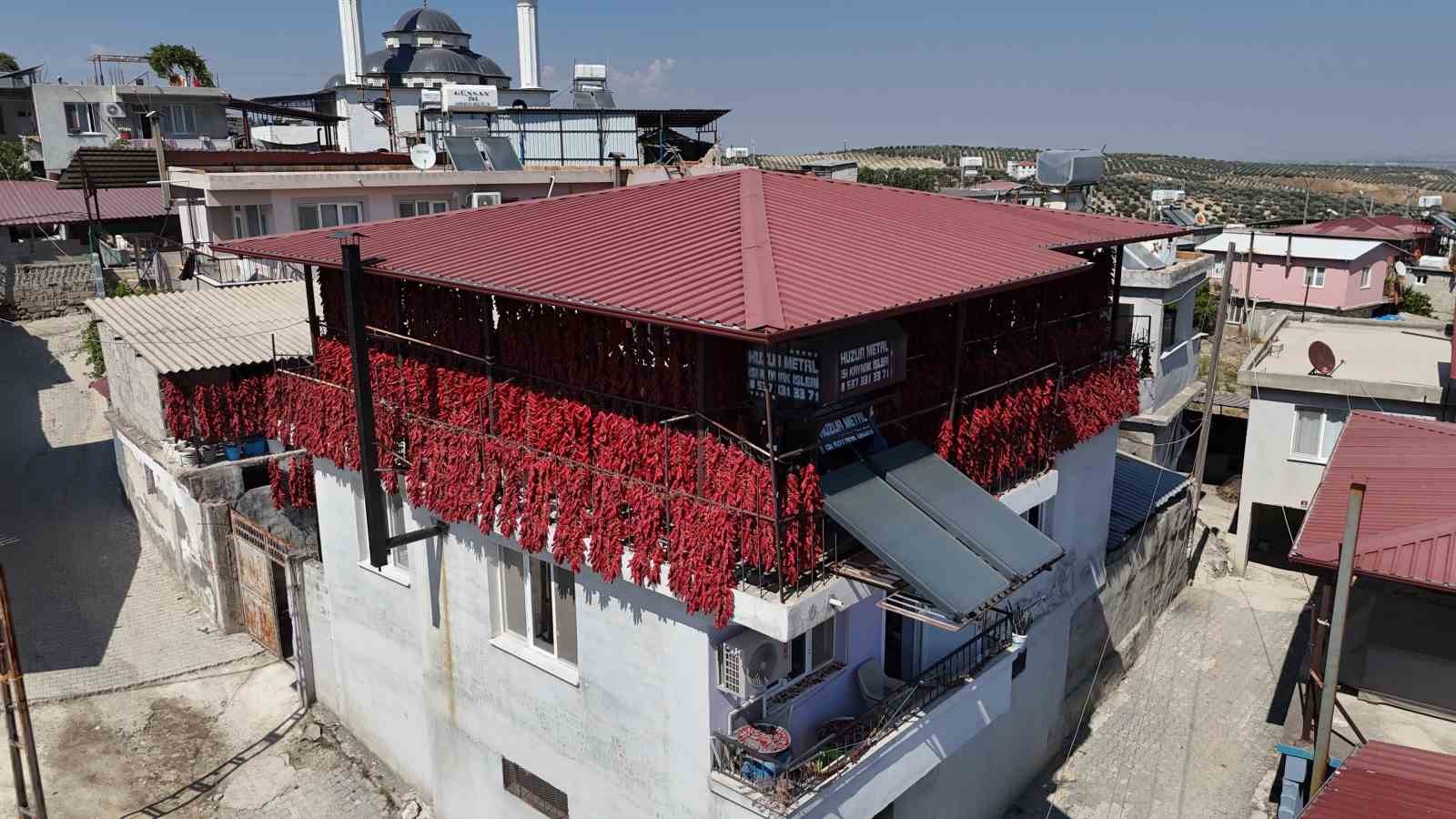 KAVURUCU SICAKTA TEK TEK İPE DİZİLEN DOLMALIK ACI BİBERLER, MAHALLEDEKİ BALKONLARI KIRMIZIYA BÜRÜDÜ