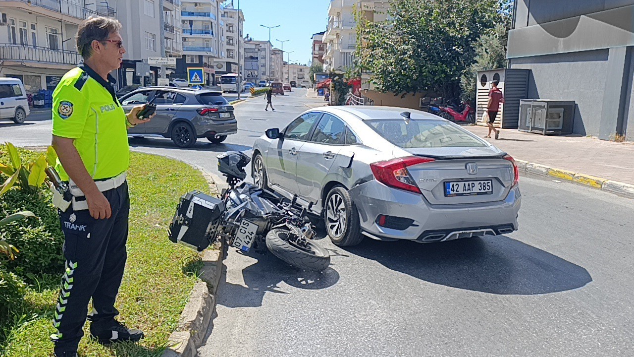 MOTOSİKLET OTOMOBİLE YANDAN ÇARPTI: 1 YARALI