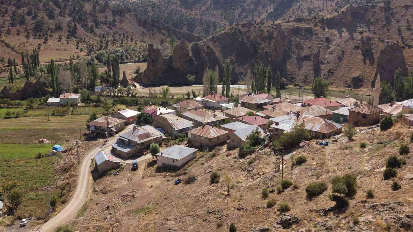 TUFANBEYLİ’DE KAYALIKLARIN ARASINDA TARİH VE DOĞA İZLERİ