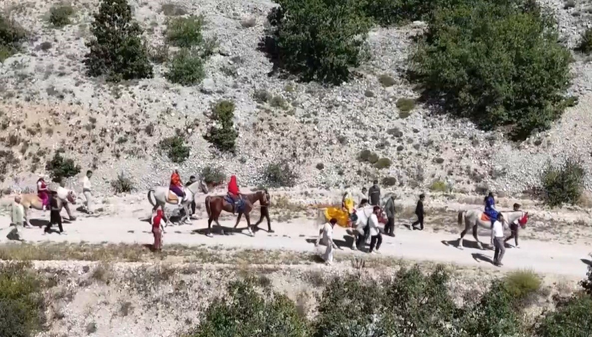 ERZİNCAN’DA ASIRLIK GELENEK ATLI DÜĞÜN ALAYIYLA YAŞATILIYOR