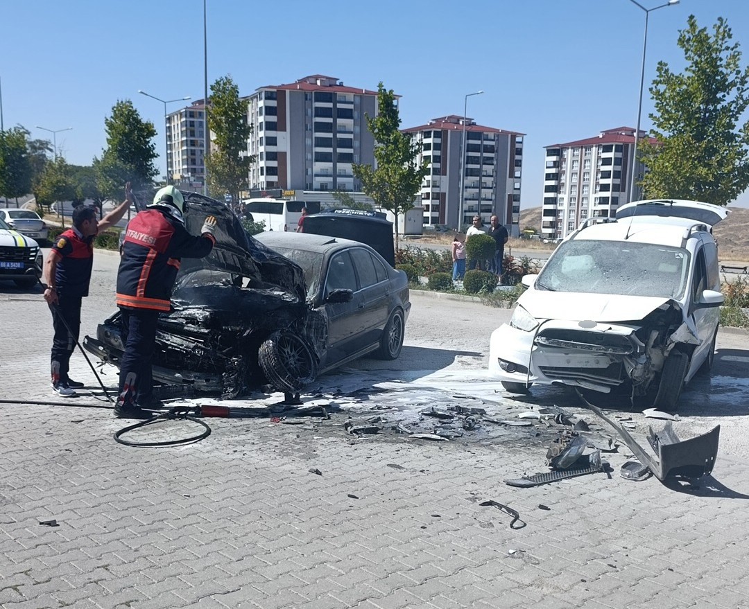 OTOMOBİL VE HAFİF TİCARİ ARAÇ ÇARPIŞTI, 1 KİŞİ YARALANDI