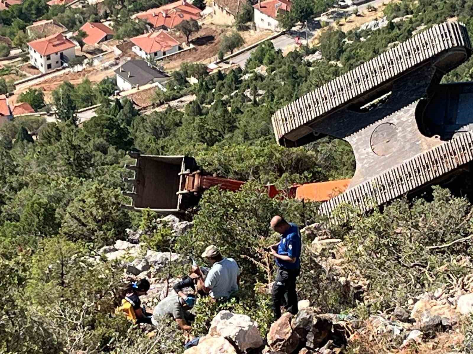 ANTALYA’DA İŞ MAKİNESİ 60 METRELİK UÇURUMA YUVARLANDI OPERATÖR YARALI KURTULDU