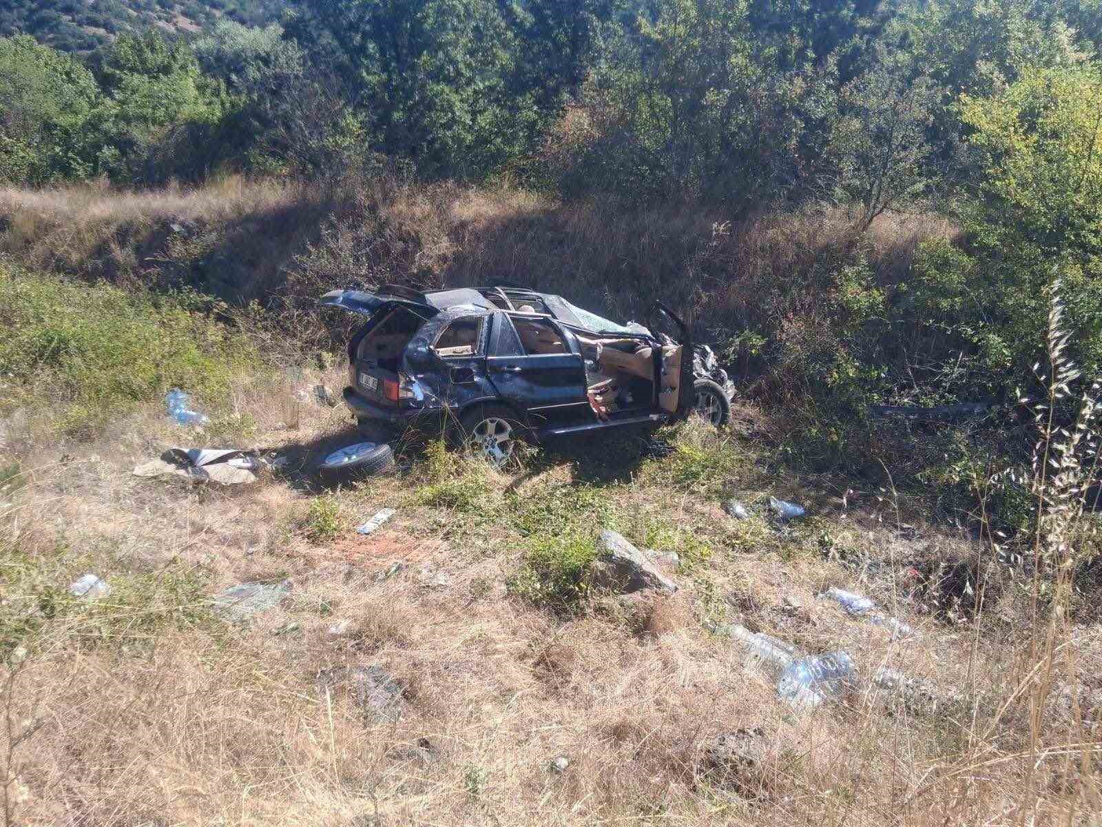 BİLECİK’TE OTOMOBİL REFÜJE ÇARPTI: 2 YARALI