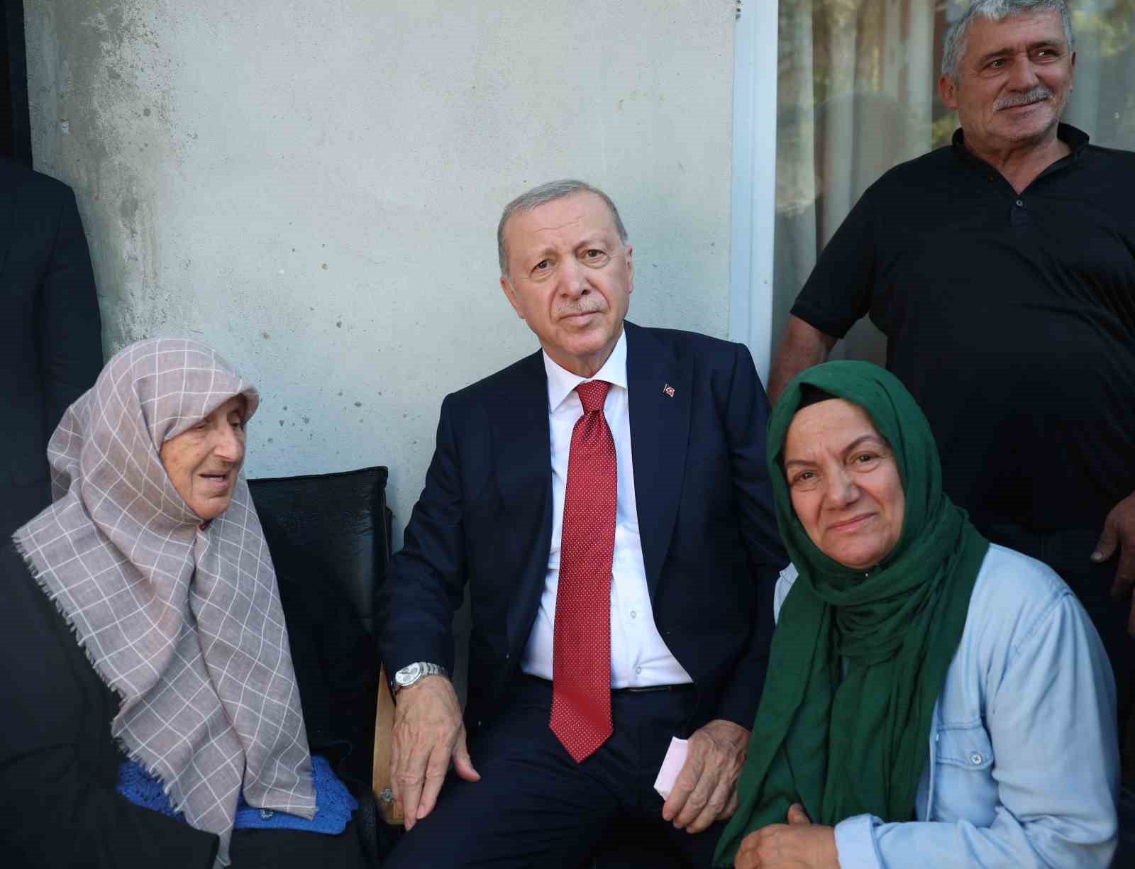CUMHURBAŞKANI ERDOĞAN RİZE’DE KOMŞULARINI ZİYARET ETTİ
