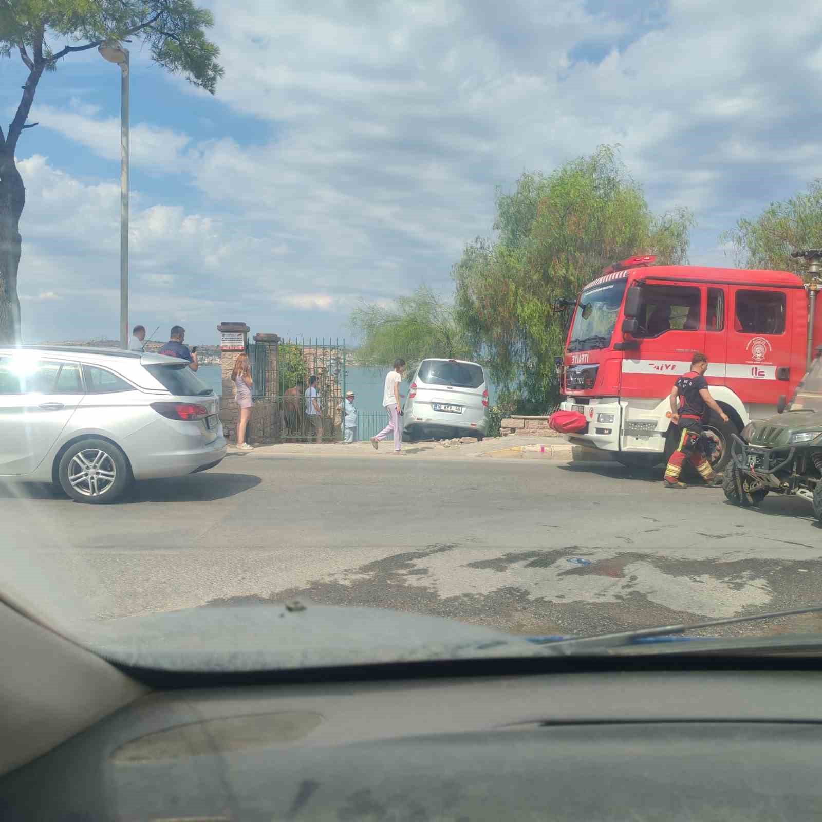 AYVALIK’TA OTOMOBİL BAHÇEYE GİRDİ, KORKULAN OLMADI