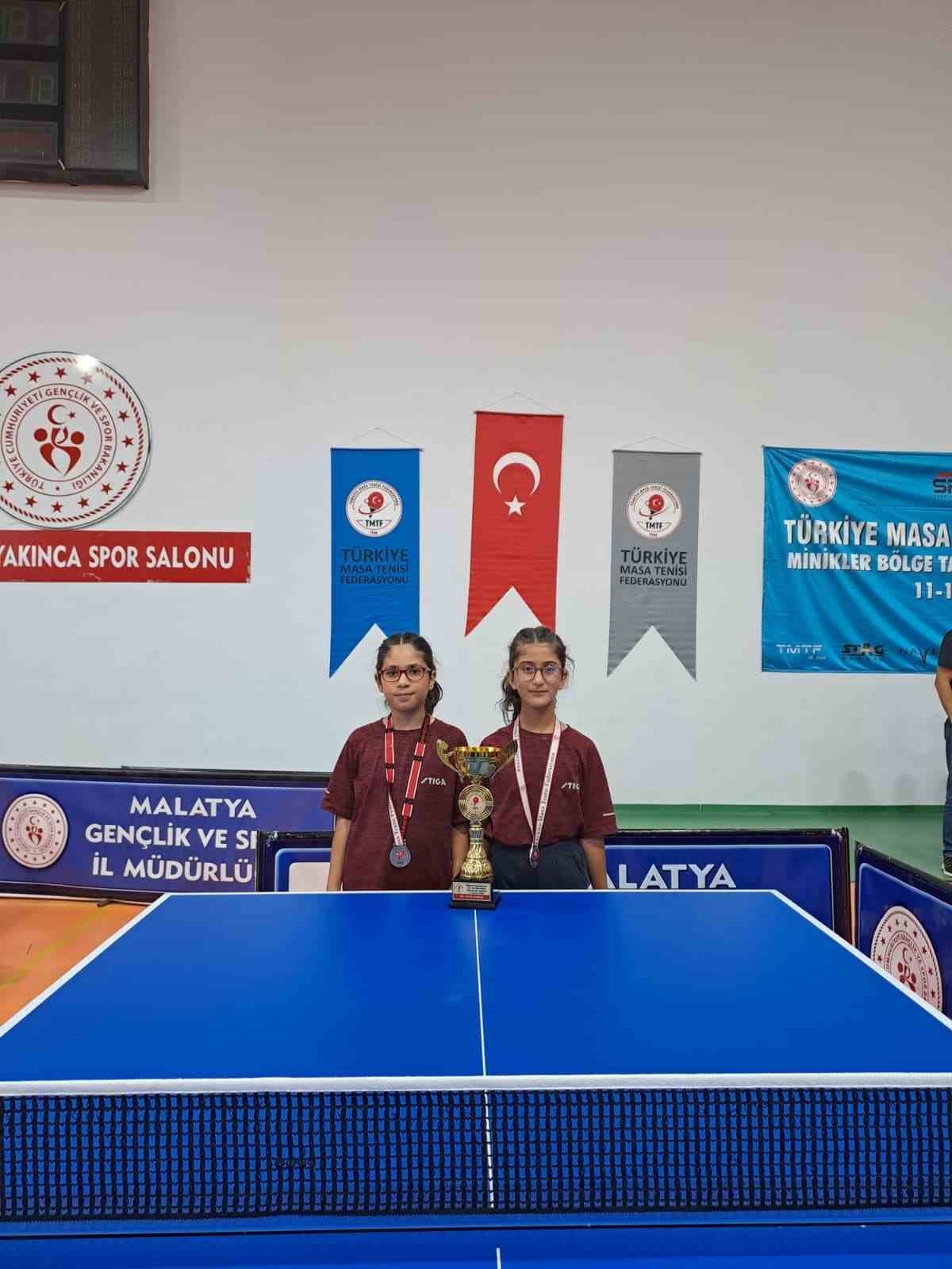 ŞAHİNBEY’İN MİNİK RAKETLERİNDEN BÖLGE İKİNCİLİĞİ