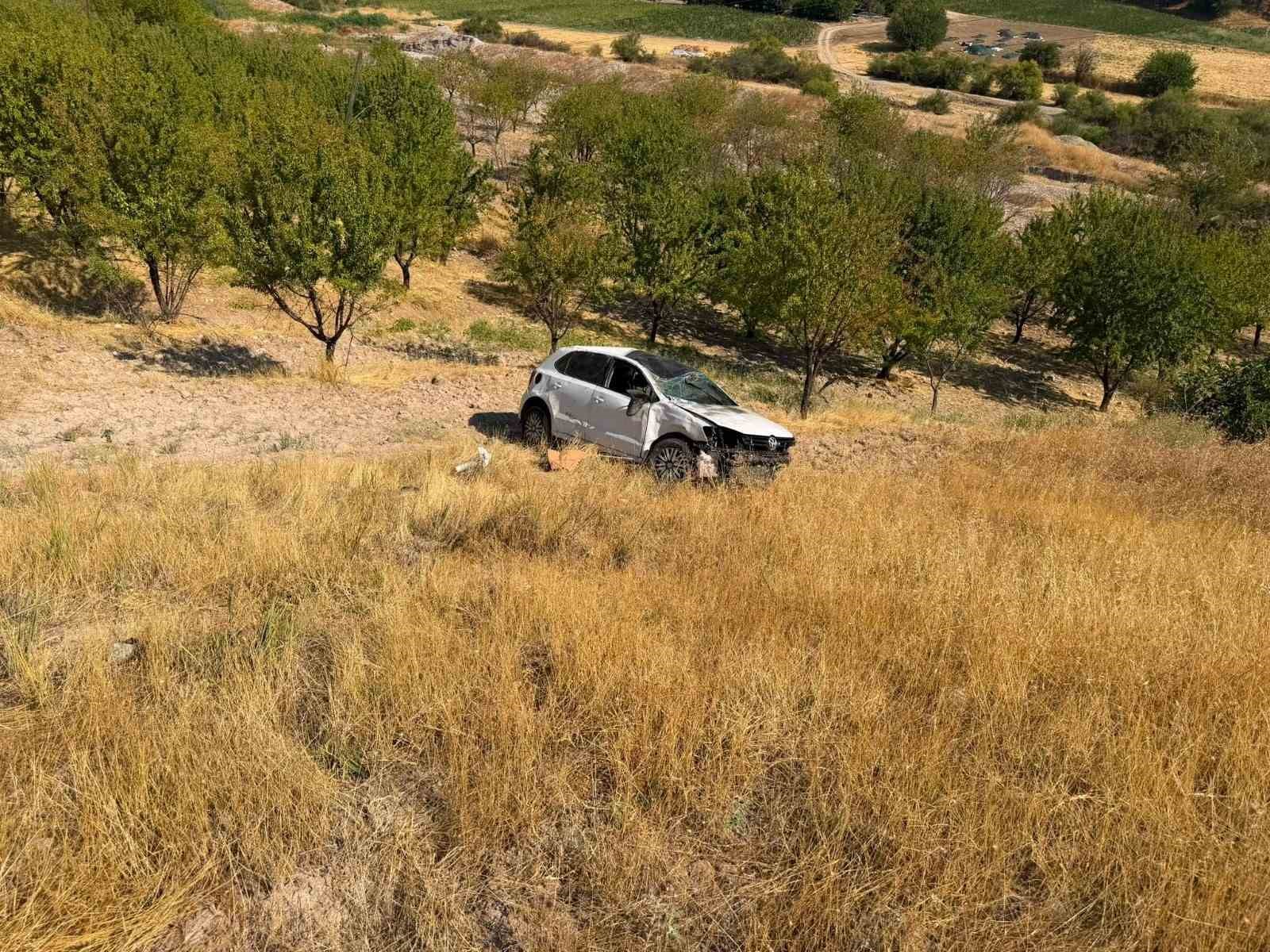 OTOMOBİL TARLAYA YUVARLANDI: 1 YARALI