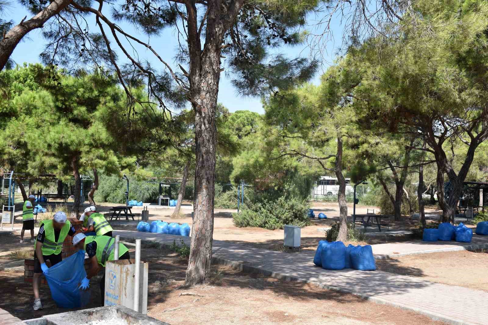 MANAVGAT’TA HÜKÜMLÜLER SAHİLDE ÇEVRE TEMİZLİĞİ VE DÜZENLEME ÇALIŞMASI YAPTI