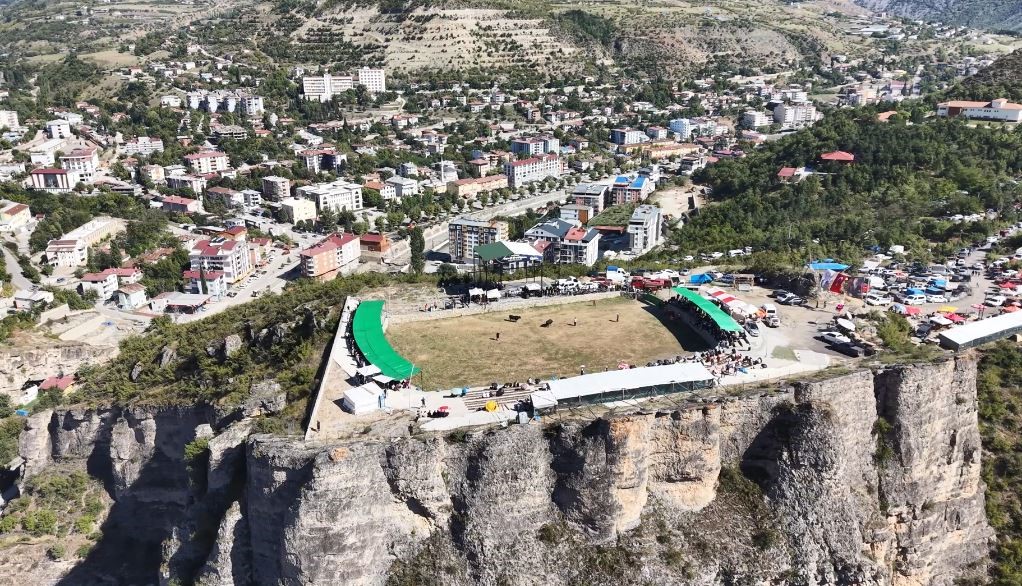 ARTVİN’DE 250 METRE YÜKSEKLİKTEKİ ARENADA YILIN SON BOĞA GÜREŞLERİ YAPILDI