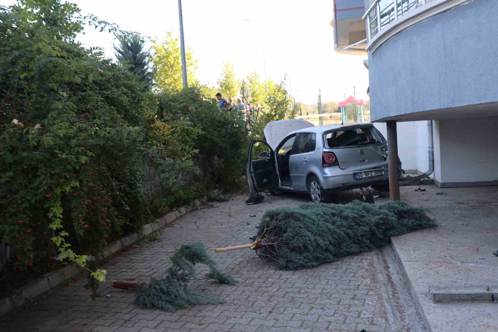 KONTROLDEN ÇIKAN OTOMOBİL APARTMANIN BAHÇESİNE DÜŞTÜ: 1 YARALI