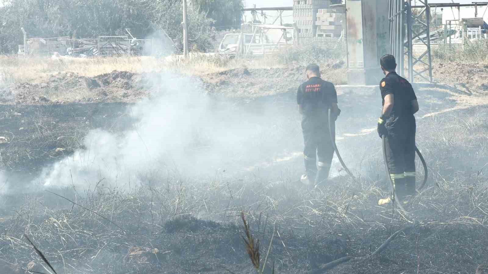 AKSARAY’DA KURUMUŞ OTLARIN TUTUŞMASI İLE YANGIN ÇIKTI