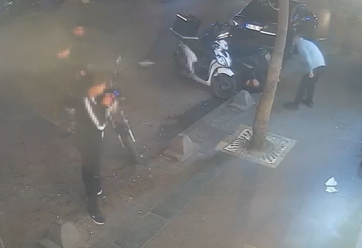 KÜÇÜKÇEKMECE’DE HUSUMETLİSİNİ SOKAK ORTASINDA VURAN GENÇ YAKALANDI