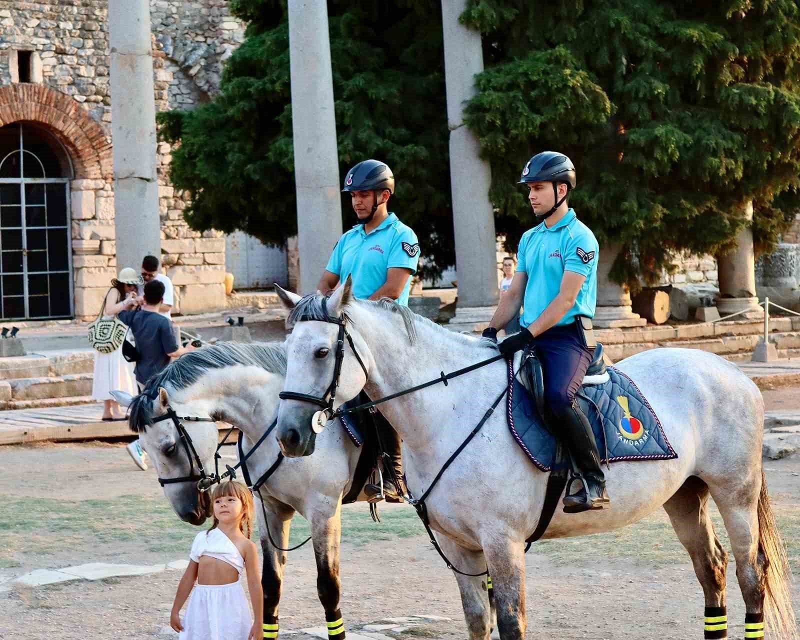 ATLI JANDARMA BİRLİKLERİ SAHİLLERDE VE TURİSTİK BÖLGELERDE GÖREV BAŞINDA