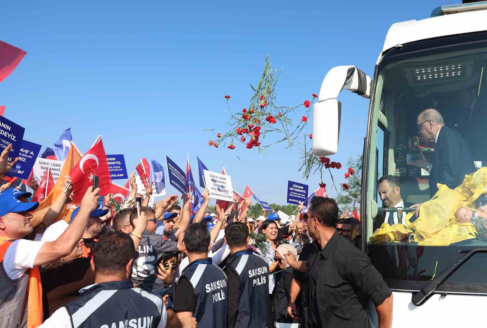 CUMHURBAŞKANI ERDOĞAN’A SEVGİ SELİ