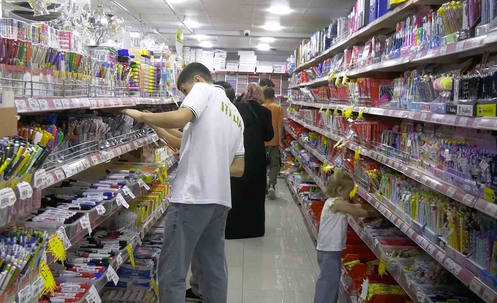 ÇORUM’DA TATİLİN SON GÜNÜNDE OKUL ALIŞVERİŞİ YOĞUNLUĞU