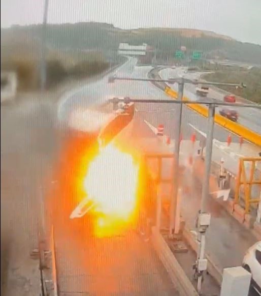KUZEY MARMARA OTOYOLU’NDA BARİYERLERE ÇARPAN YOLCU OTOBÜSÜNÜN YANMA ANI KAMERADA