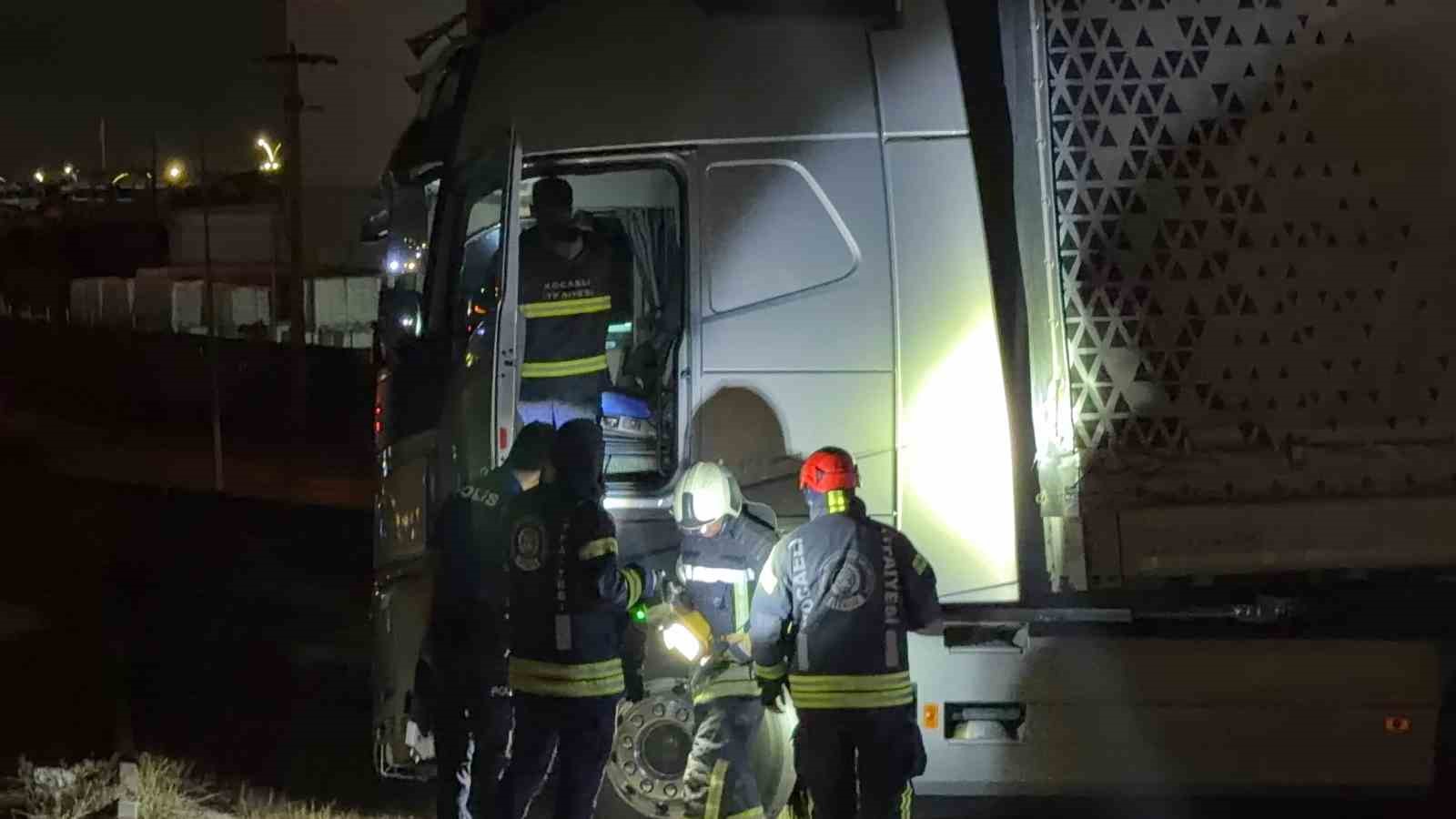 YOLDAN ÇIKAN TIR BARİYERLERİ AŞTI, SÜRÜCÜ KAYIPLARA KARIŞTI