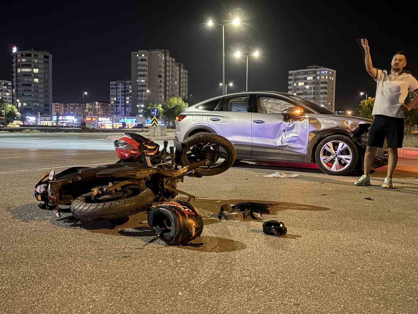 KAYSERİ’DE OTOMOBİLLE ÇARPIŞAN MOTOSİKLETİN SÜRÜCÜSÜ YARALANDI