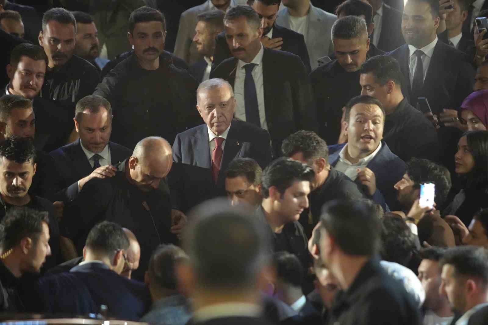 CUMHURBAŞKANI ERDOĞAN’A SAMSUN’DA VATANDAŞLARDAN SEVGİ GÖSTERİSİ