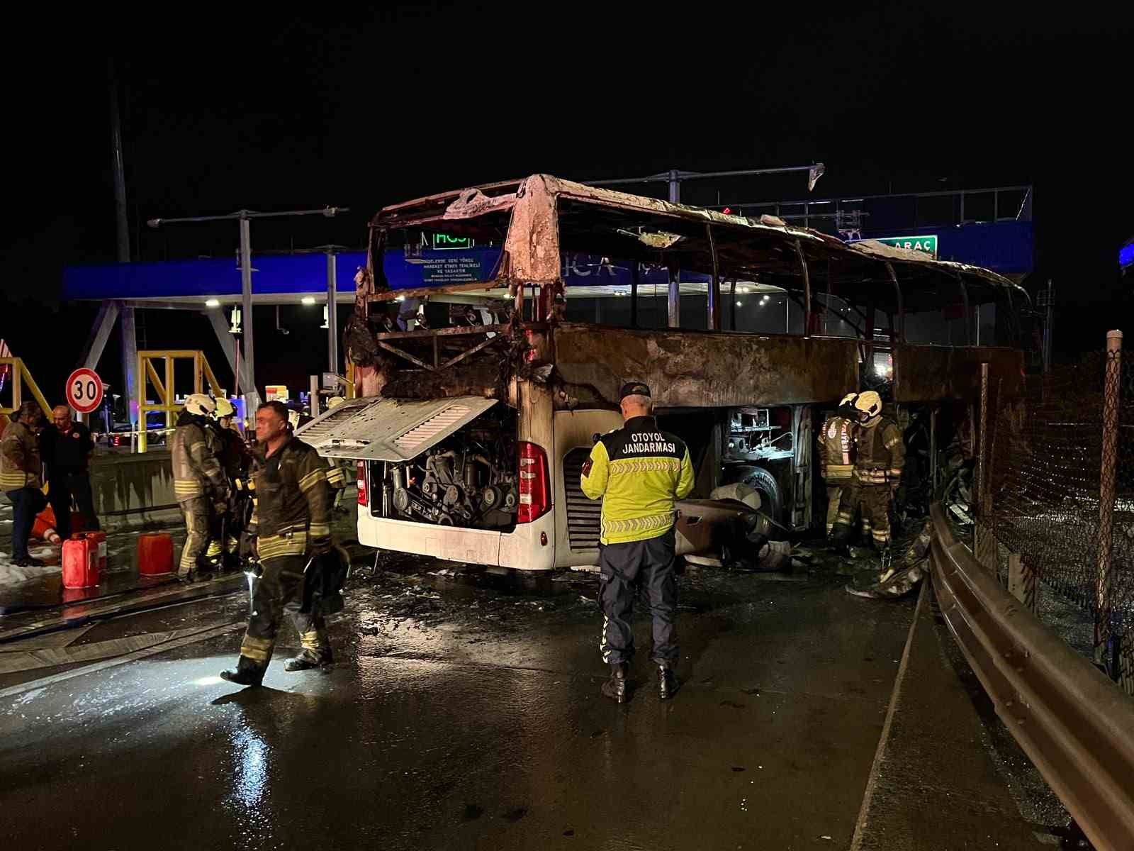 KUZEY MARMARA OTOYOLU’NDA BARİYERLERE ÇARPAN OTOBÜS ALEV ALEV YANDI